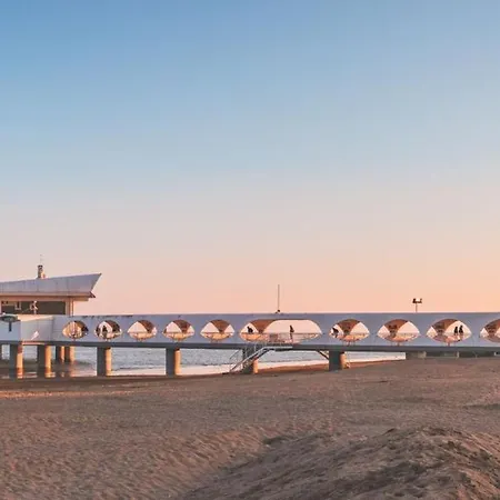 Charming First-floor Beachside Διαμέρισμα *